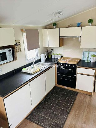 Herons Mead Caravan Park, Ref 17217